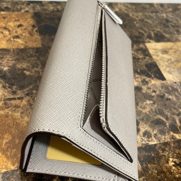 Michael Kors Jet Set Travel trifold wallet - Picture 6 of 9